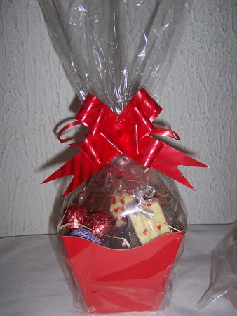 Cachepot pequeno com chocolates diversos
